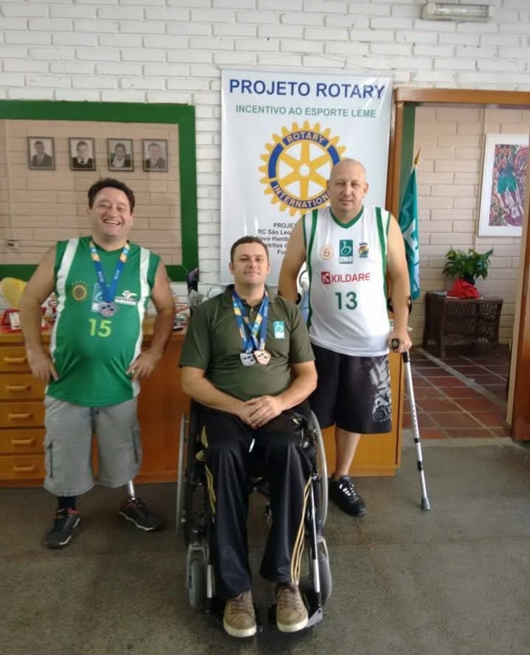 Adilson com medalhas basquete