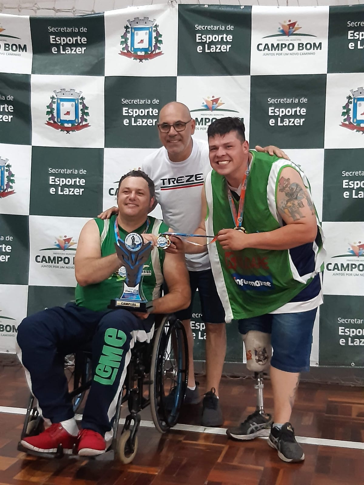 Adilson recebendo troféu