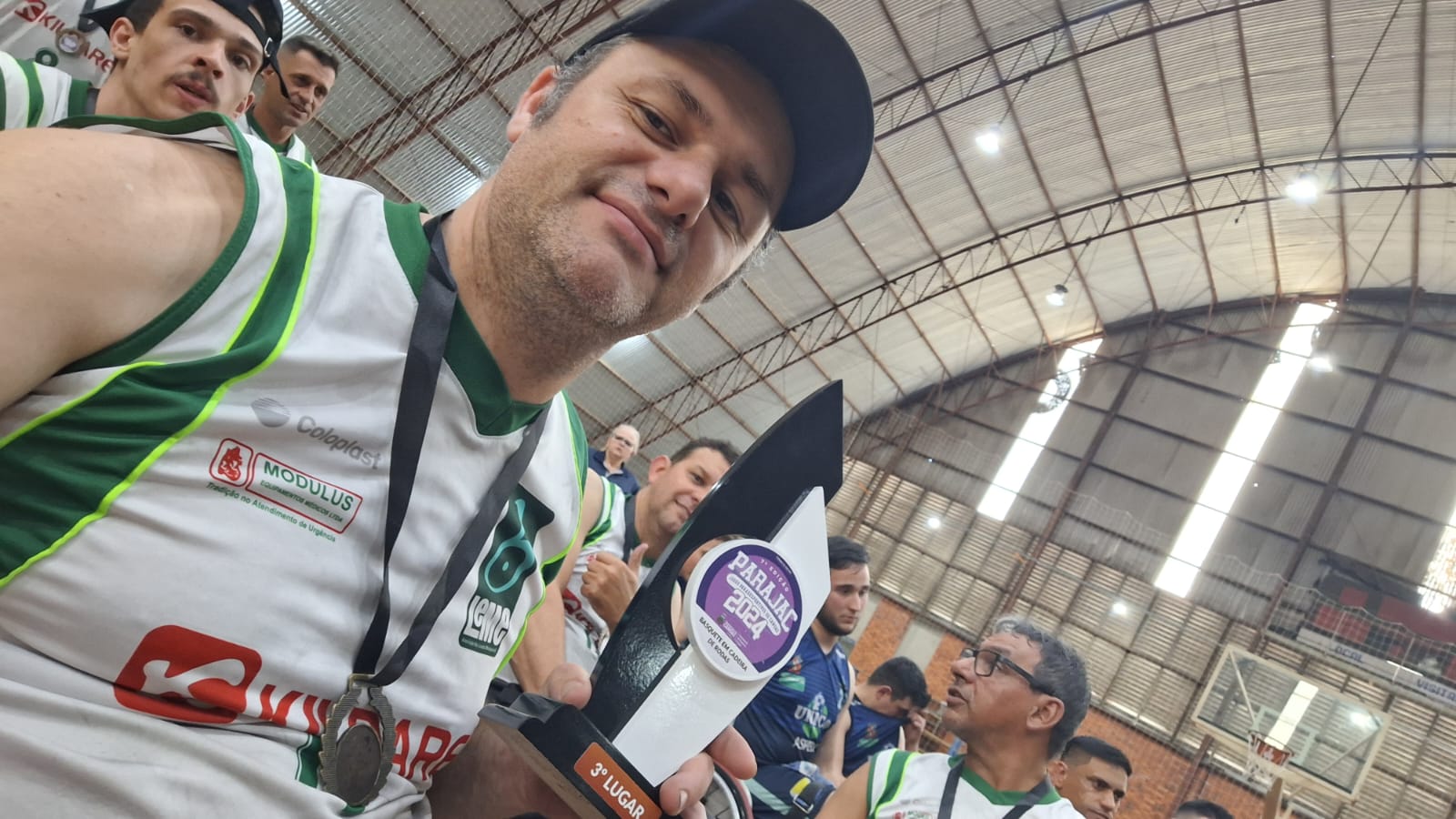 Adilson sorrindo com seu troféu